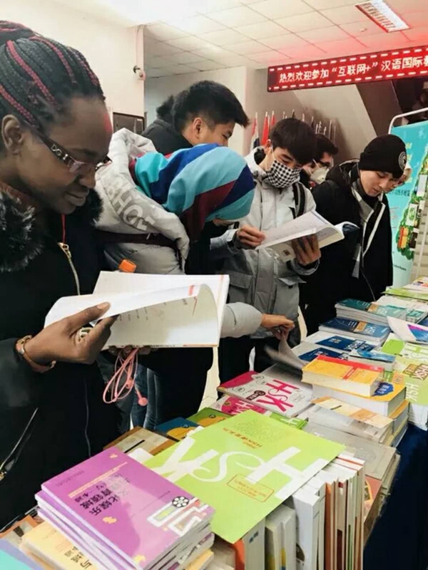 交流合作六:加强与外语教学与研究出版社合作 为十三水
发展搭建新平台 (2)_副本.jpg