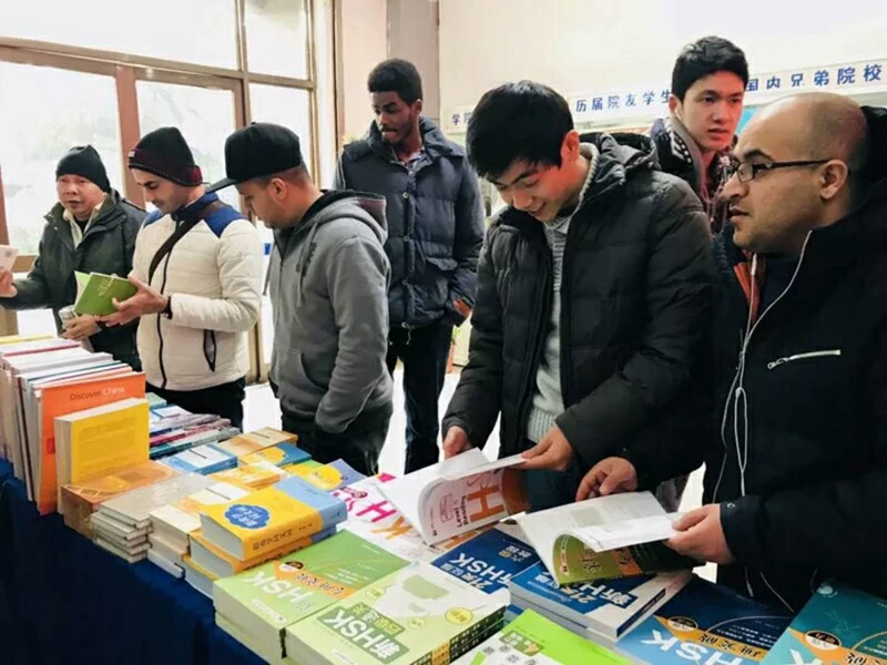 交流合作六:加强与外语教学与研究出版社合作 为十三水
发展搭建新平台 (1).jpg